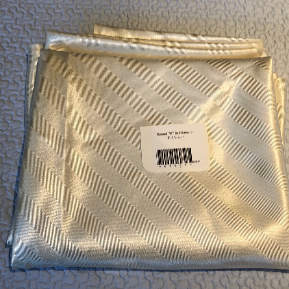 NWOT 70 inch diameter cream round tablecloth